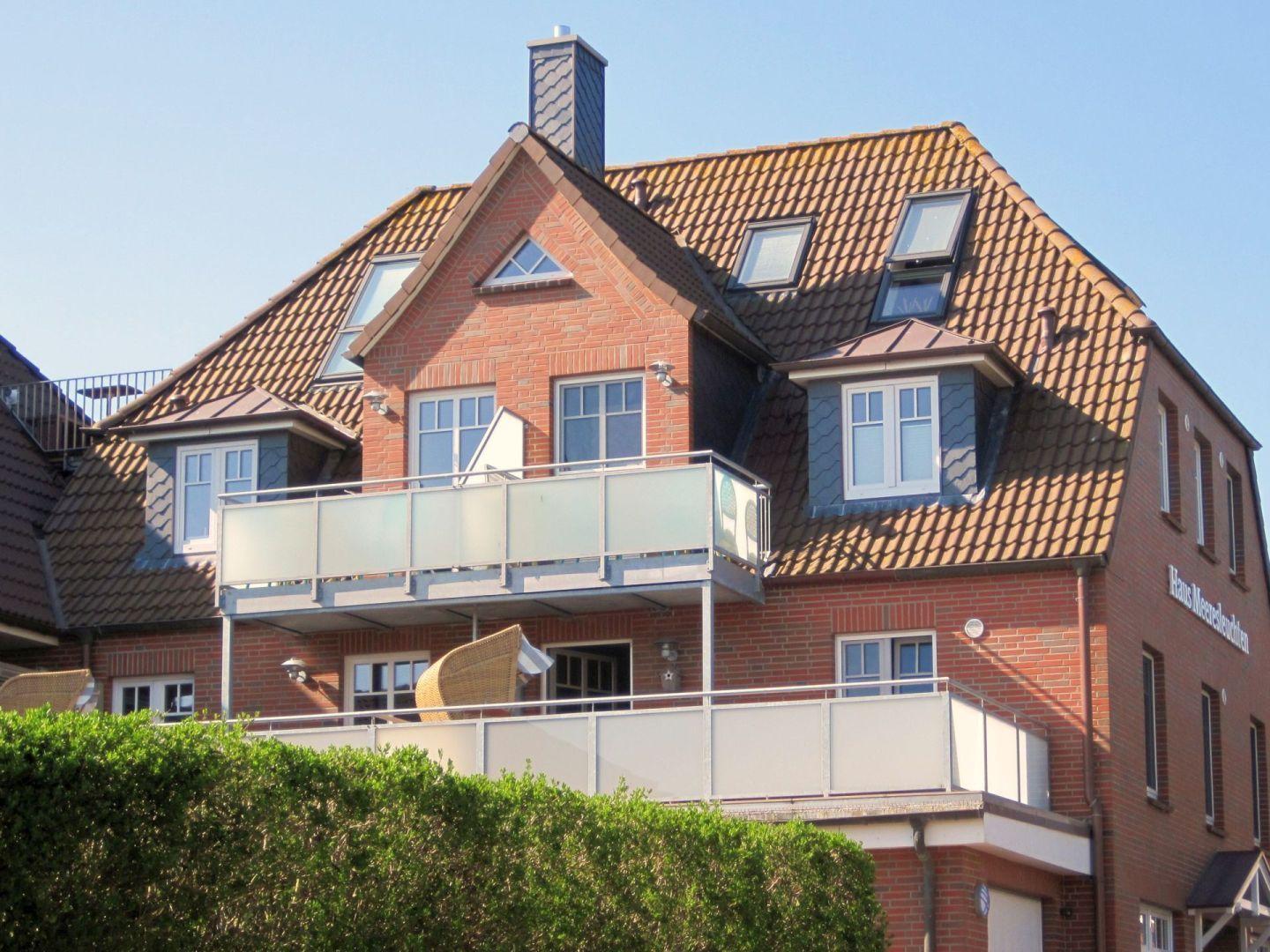 Dies ist eine Skizze einer Wohnung mit Balkon, Küche, Schlafzimmer und Bad.