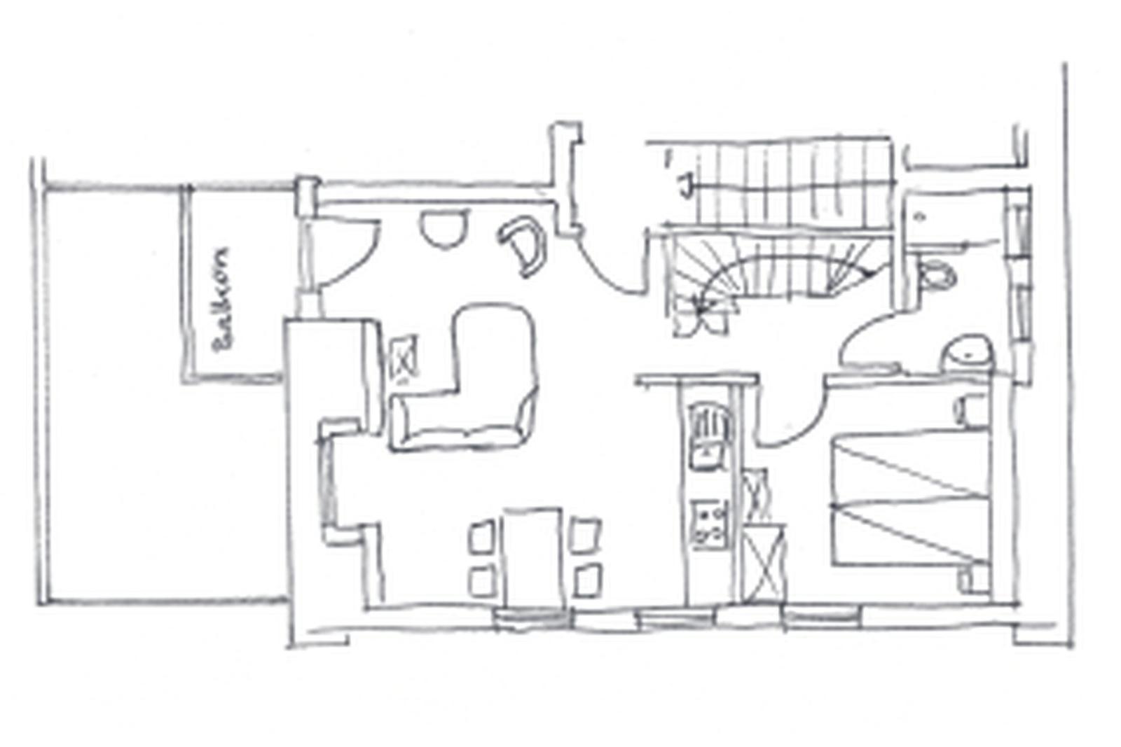 Ein Wohnraum mit braunem Sofa, TV und Dachfenster mit Blick auf die Straße.