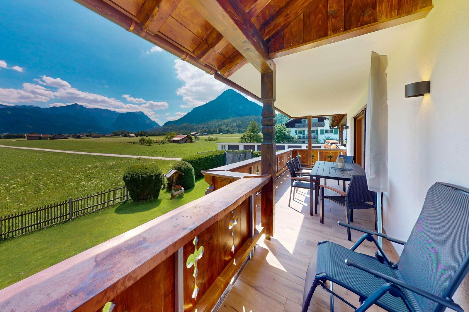 Schlafzimmer mit Doppelbett und Blick auf Berge