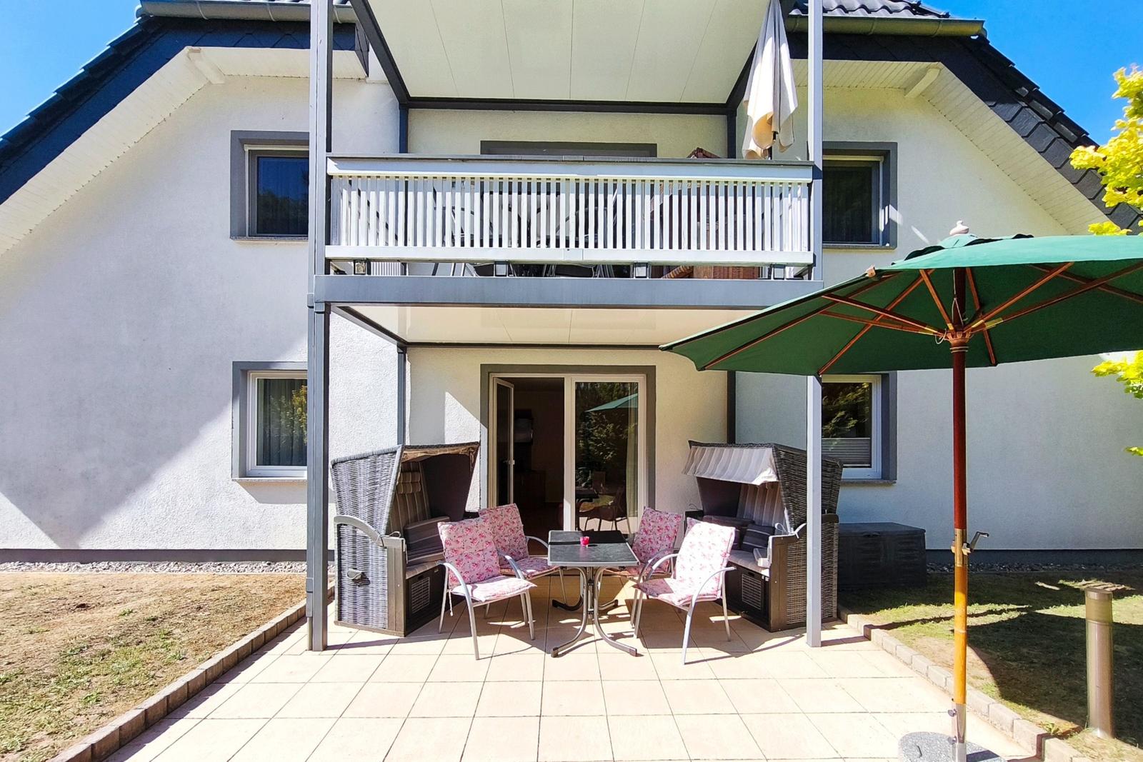 Rustikaler gemauerter Grillplatz im gemeinschaftlichen Gartenbereich