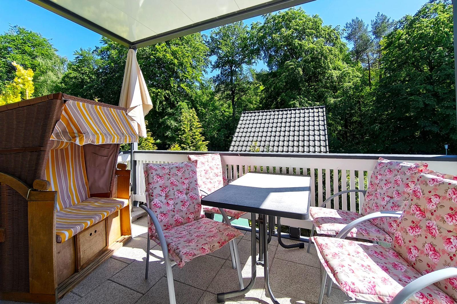 Weitläufiges Gartengrundstück mit gemeinschaftlichen Holzsitzgruppen zum Verweilen