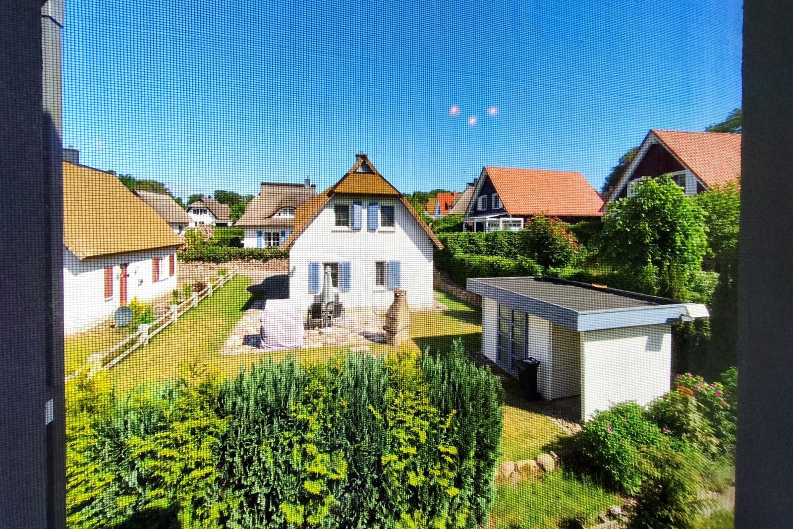Blick auf die gepflegte Zuwegung und die grünen Hecken rund um das Objekt