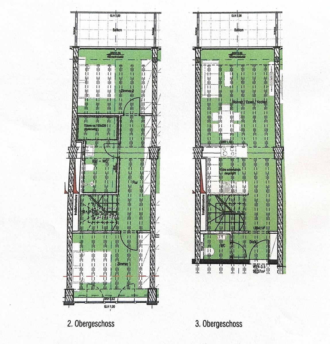 Funktionaler Grundriss zweier Obergeschosse mit Schlafzimmern, Wohnbereich und Balkon.