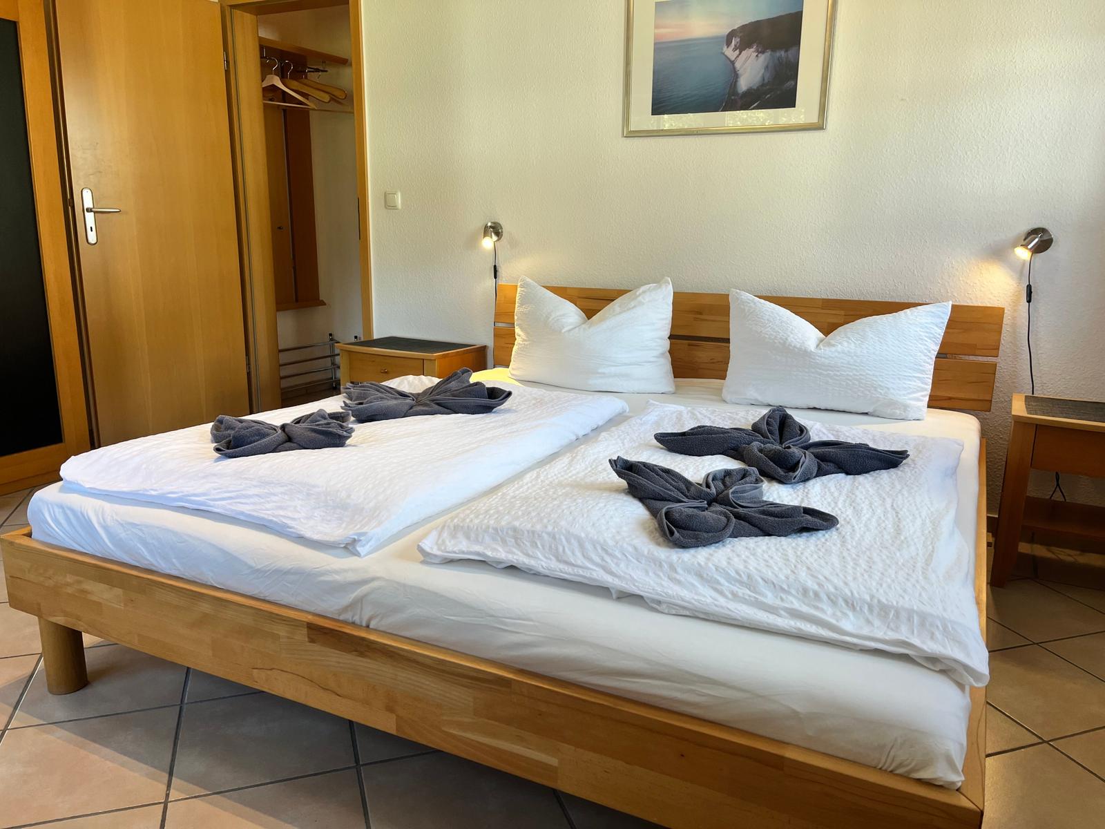 Das Schlafzimmer ist richtig dekoriert vom Reinigungsdienst