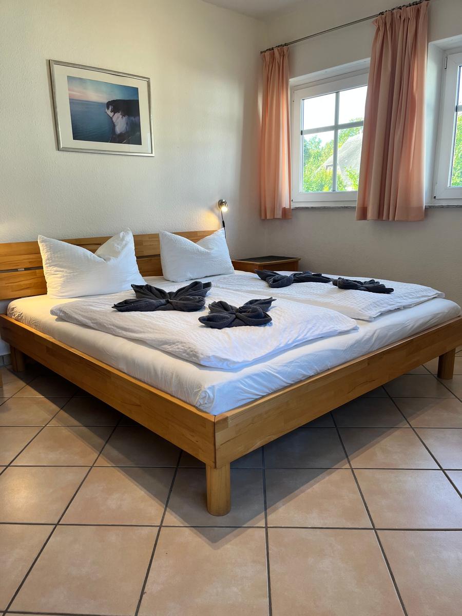 Das geräumige Schlafzimmer