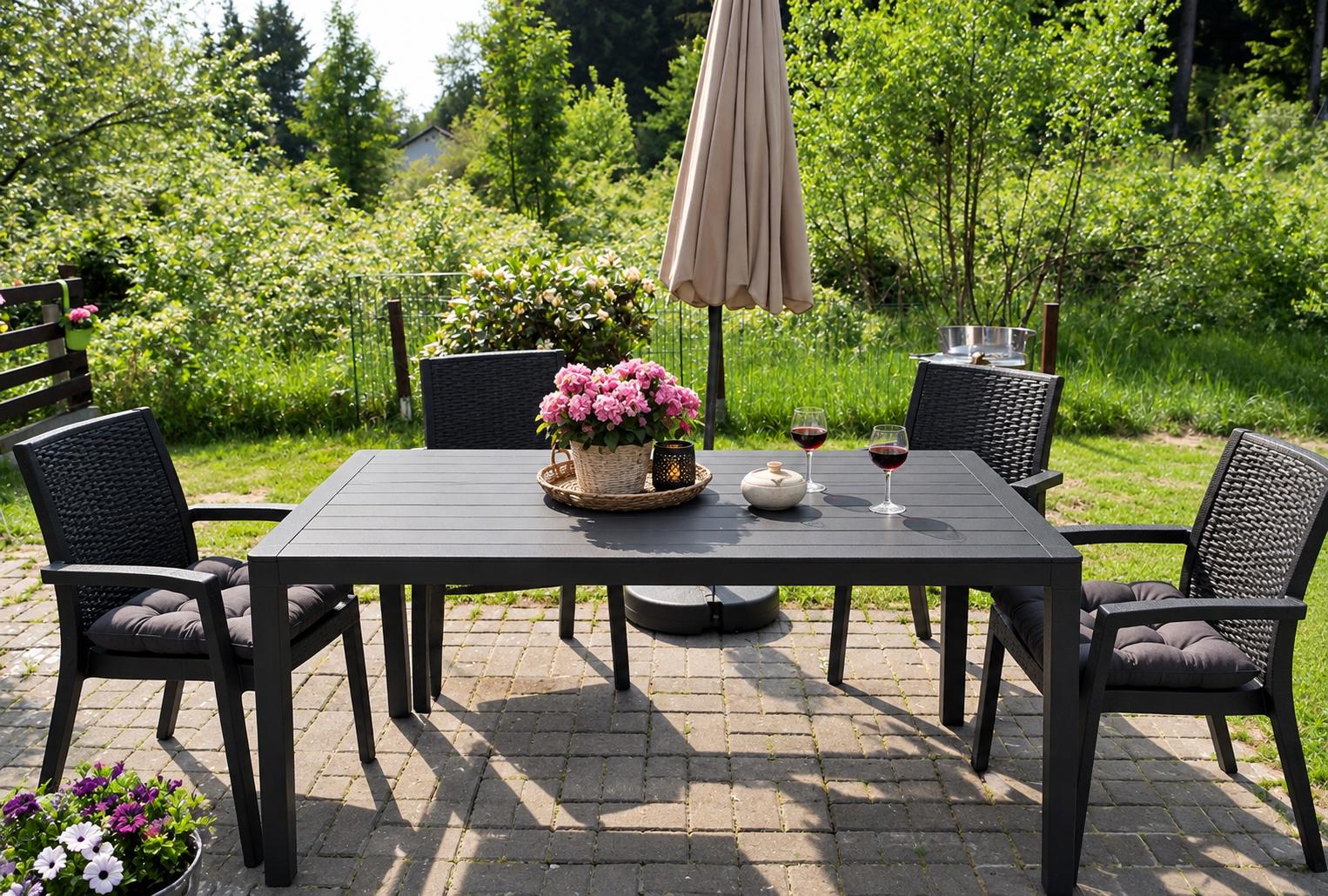 Terrasse (neuer, größerer Zaun ist vorhanden, Bilder folgen)
