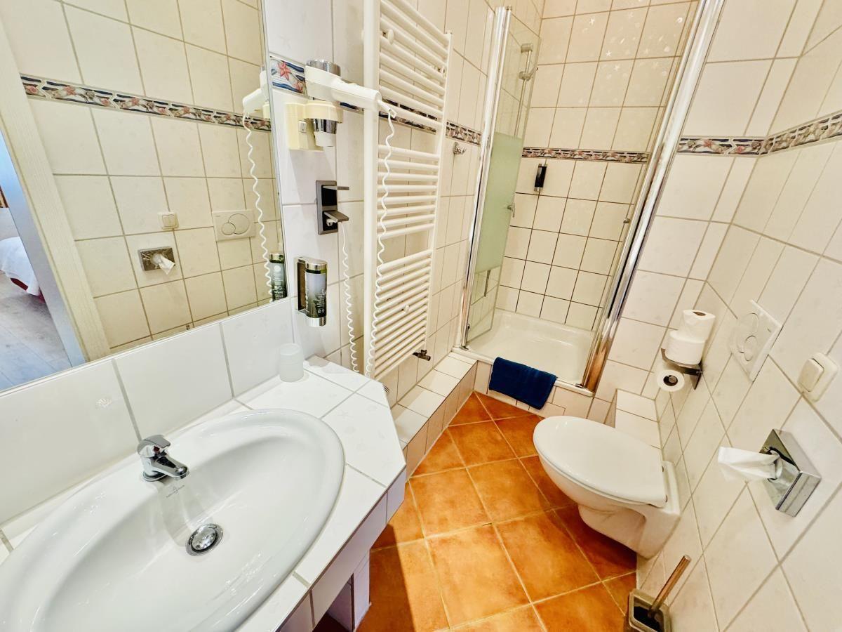 Treppenhaus mit Mosaikverkleidung und Wellenmotiven an der Wand.