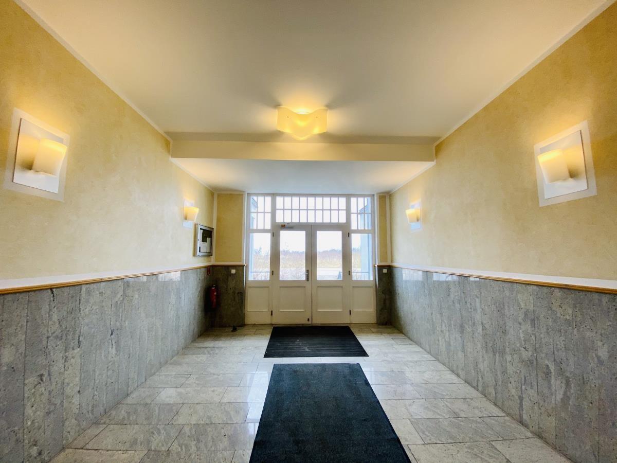 Eingangsbereich mit Treppe und Wandbeleuchtung