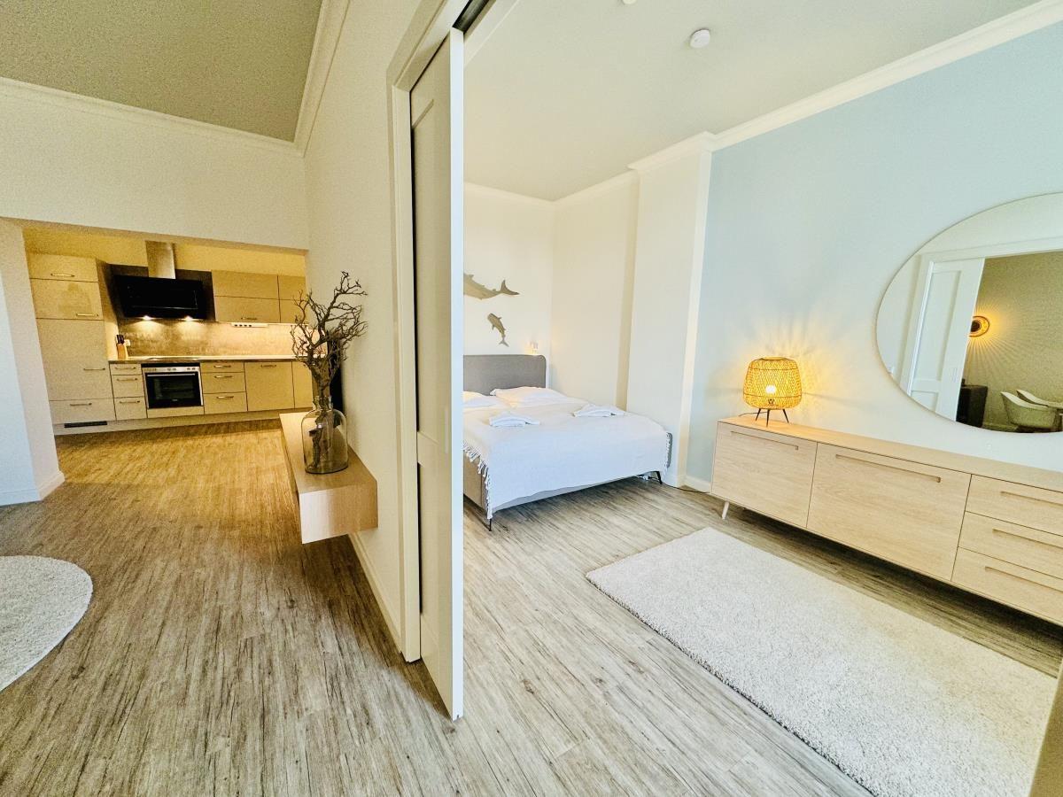 Schlafzimmer mit Bett, Schrank und Wanddekoration