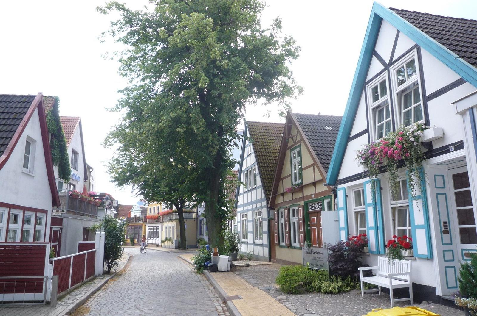 Hafen mit Booten und beleuchteten Gebäuden am Abend.