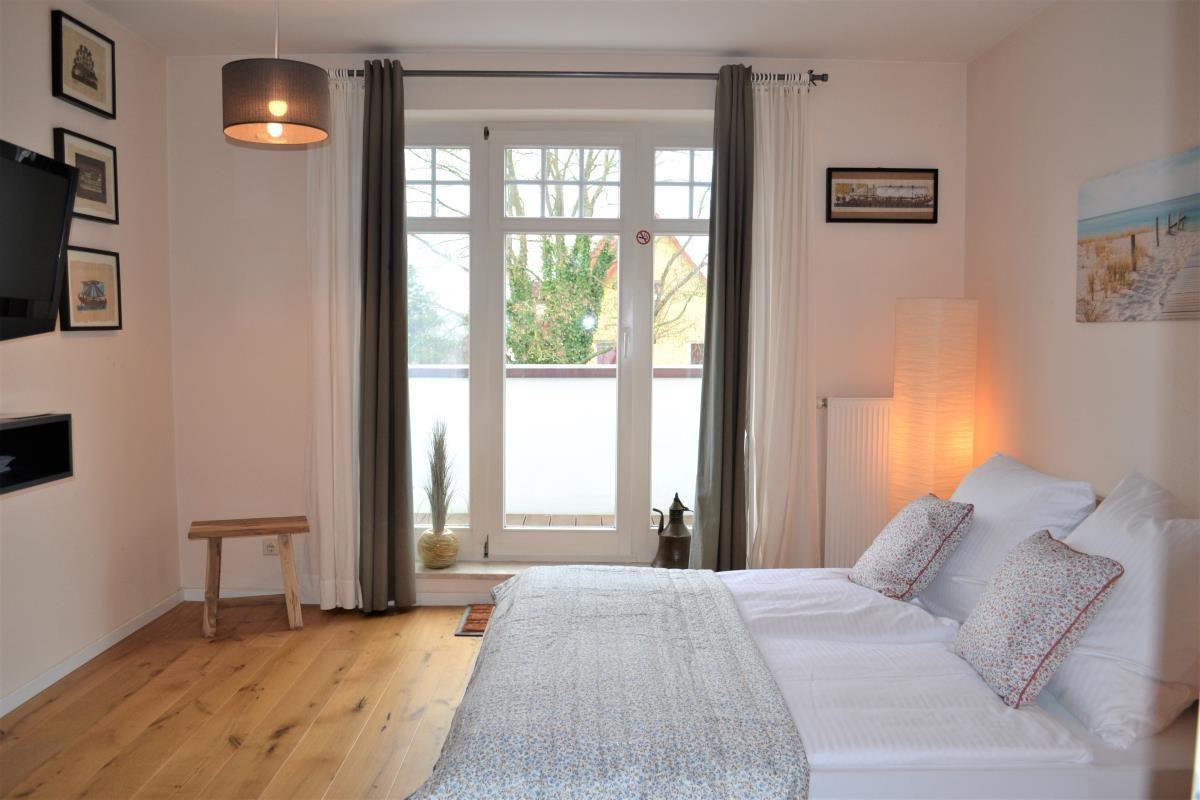Flur mit Leuchte, Rettungsring und Seemotiv an der Wand.