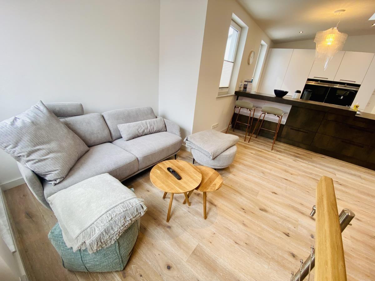 Moderne Küche mit Arbeitsplatte, Spüle und integrierten Geräten.