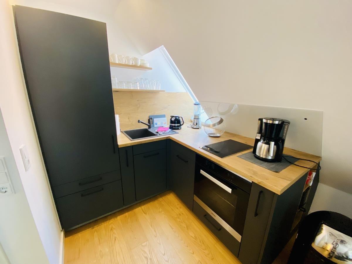 Schlafzimmer mit Doppelbett, Schrank und Fenster mit Jalousie.