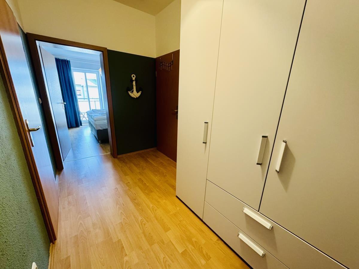 Badezimmer mit Dusche, Toilette und Waschbecken mit Spiegel.