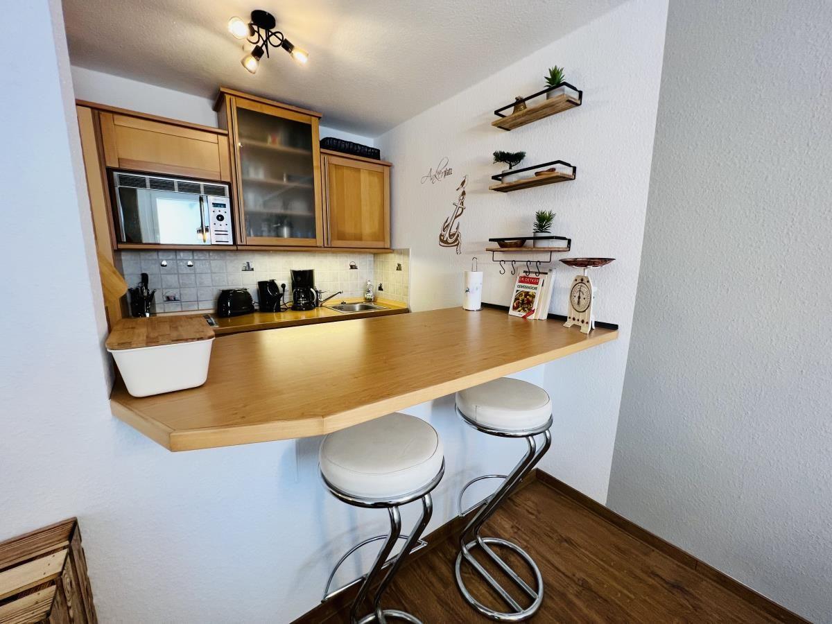 Schlafzimmer mit Doppelbett, Wanddekoration und Holzmöbeln.