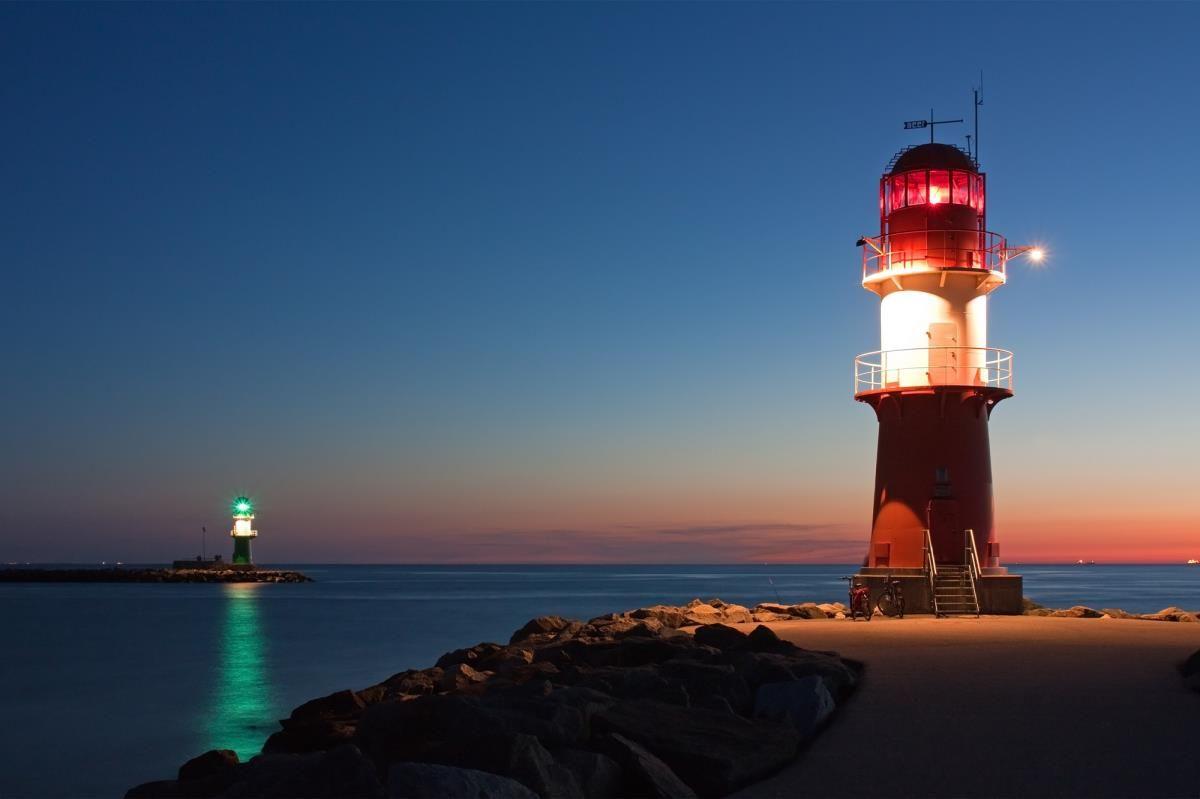 Ferienhaus mit Turm und Straße. Fünf Personenporträts überlagert.