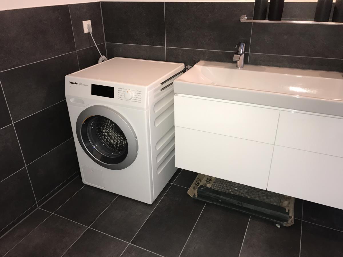 Eingangsbereich mit Kleiderschrank, Spiegelschrank und Holzboden.