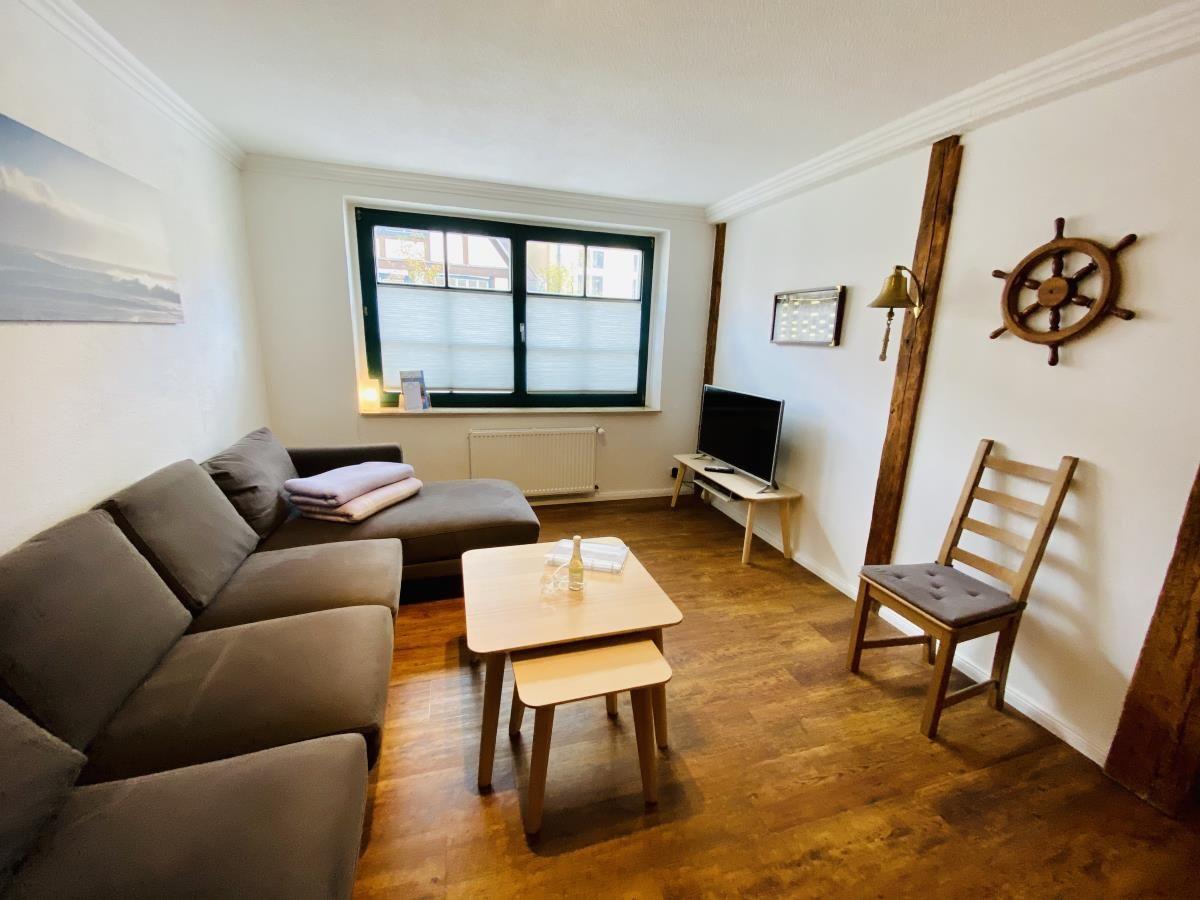 Haus mit Bootsrettungsring an der Wand und gepflastertem Weg zur Tür.