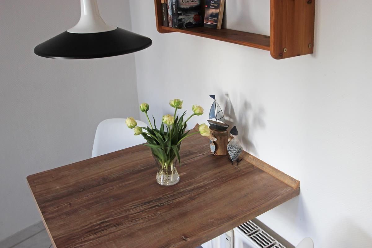 Schlafzimmer mit Doppelbett, zwei Nachttischen und Wandbild.