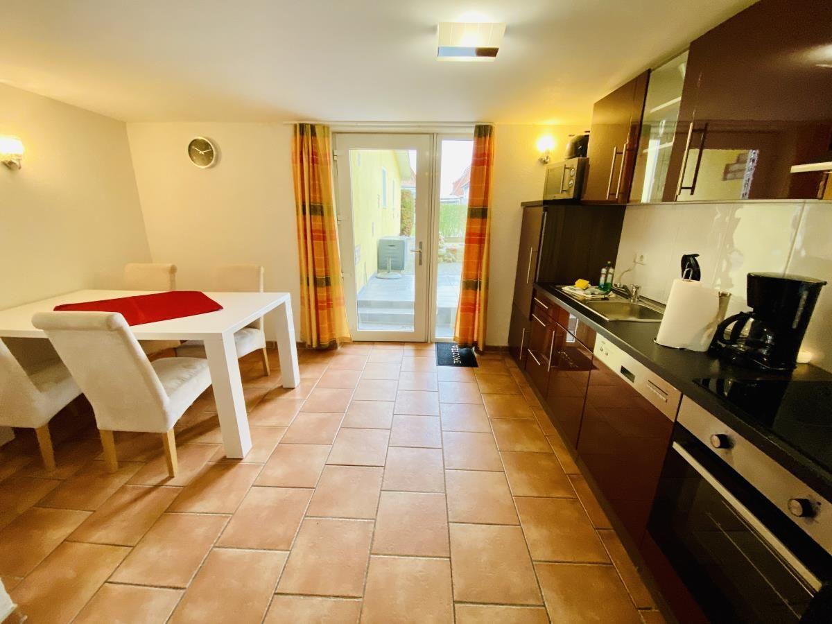 Küche mit Essbereich und Wohnzimmer im Hintergrund