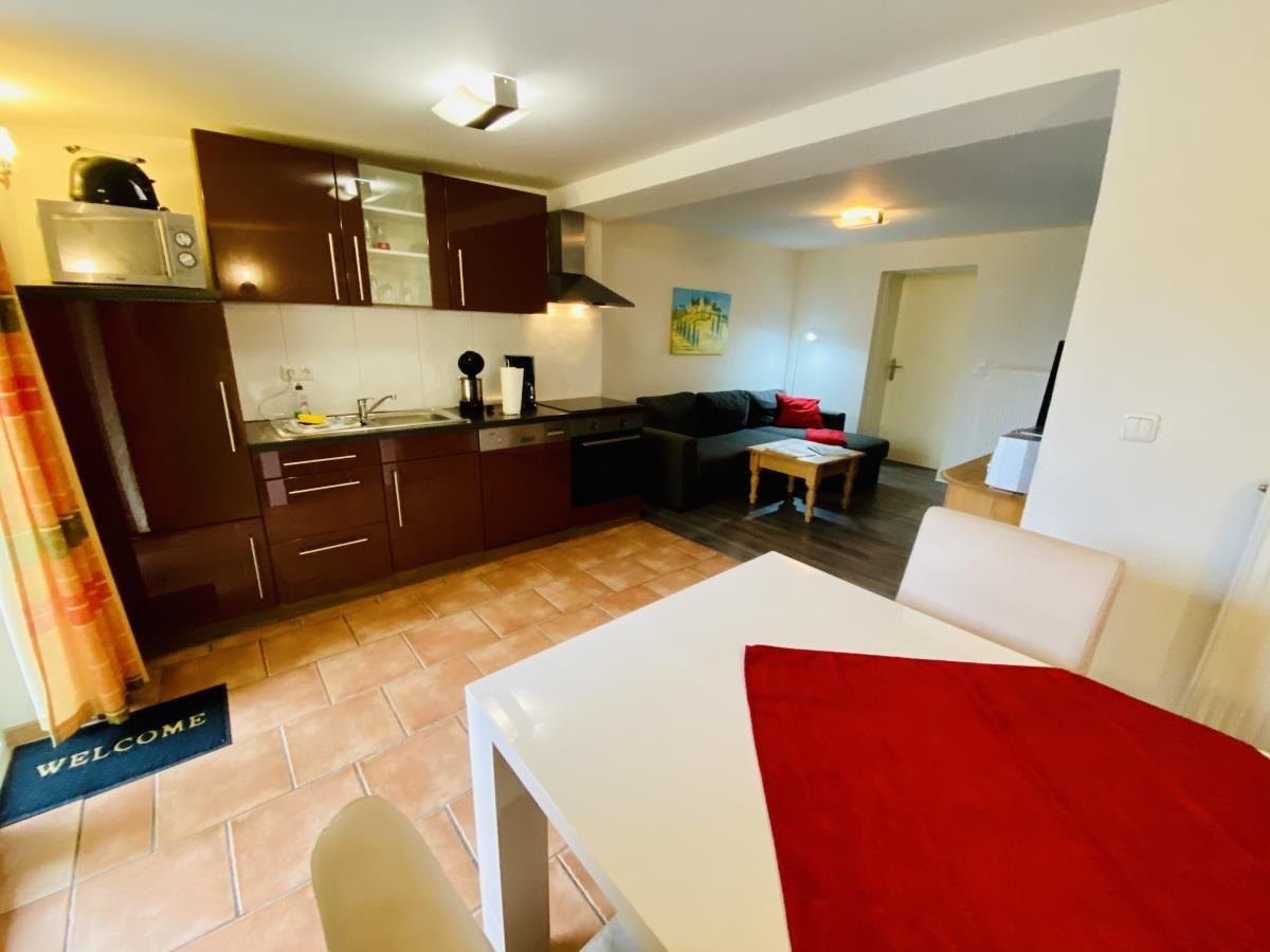 Küche mit Essbereich und Wohnzimmer im Hintergrund
