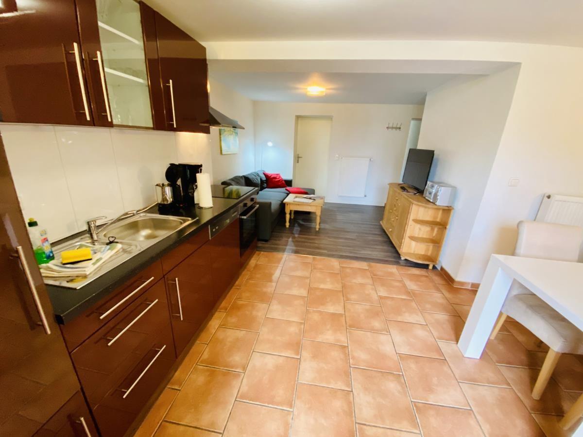 Schlafzimmer mit Holzbett, Nachttischen und Kleiderschrank.
