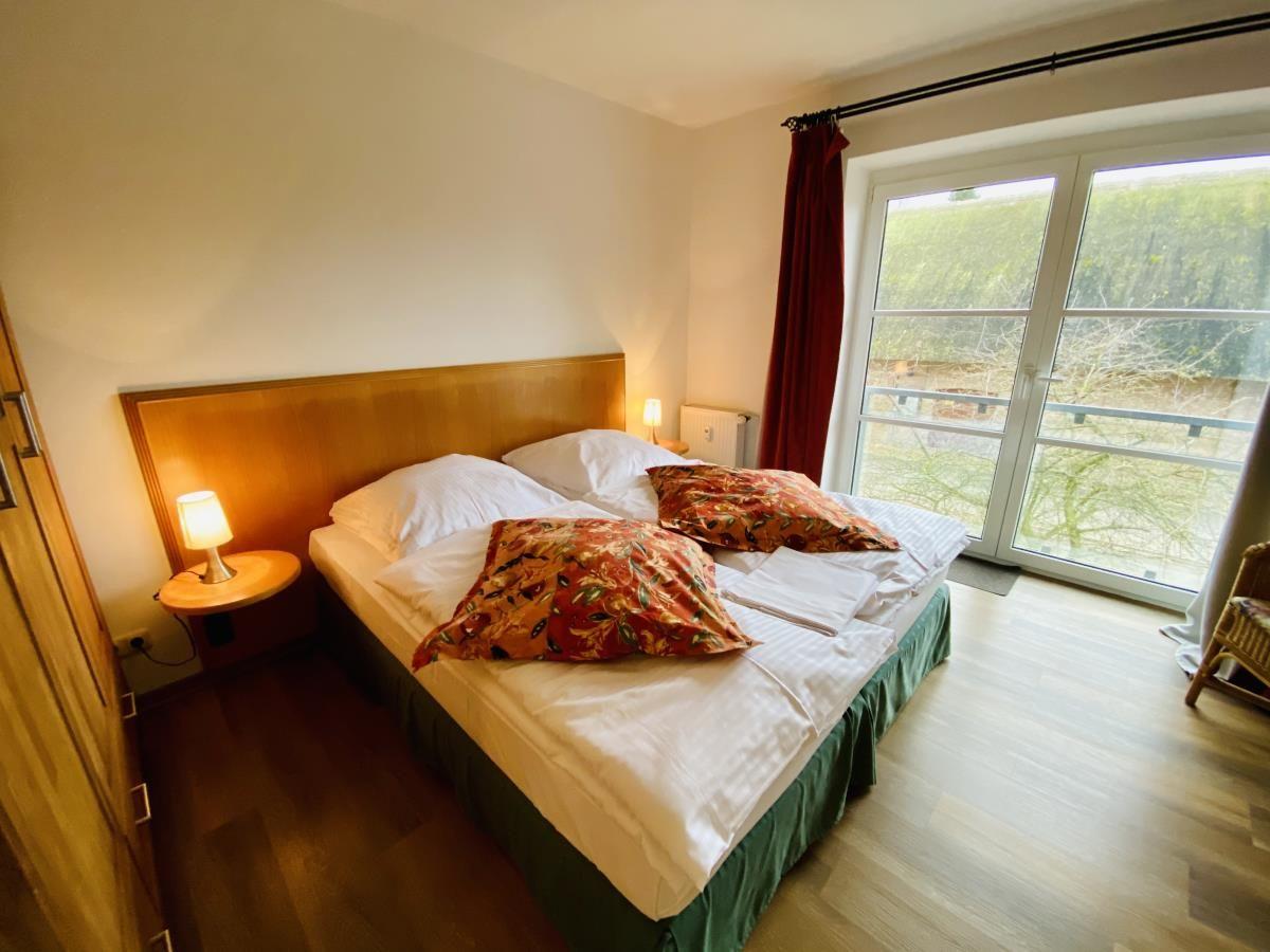 Badezimmer mit Dusche, Toilette und Waschbecken mit Spiegel.