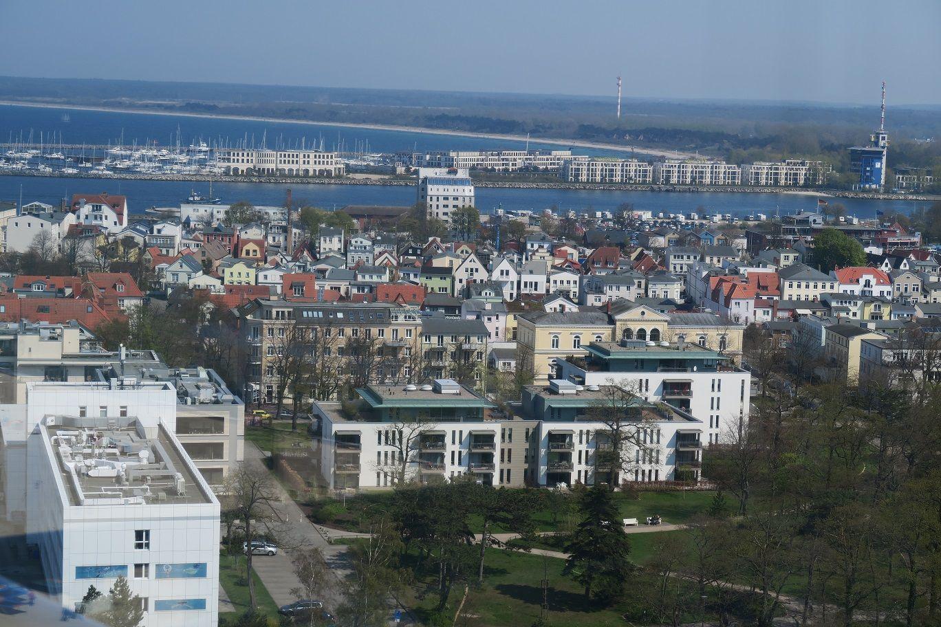 Strand mit Liegestühlen und Blick auf das Meer unter blauem Himmel mit Wolken.