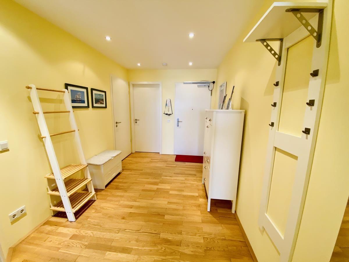 Ein Schlafzimmer mit Doppelbett, Nachttischen und Kleiderschrank an der Wand.