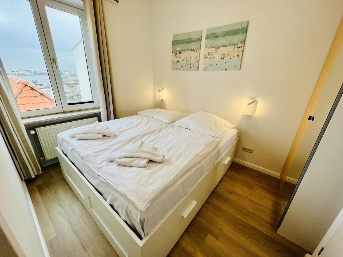 Badezimmer mit Waschbecken, Toilette und Heizkörper