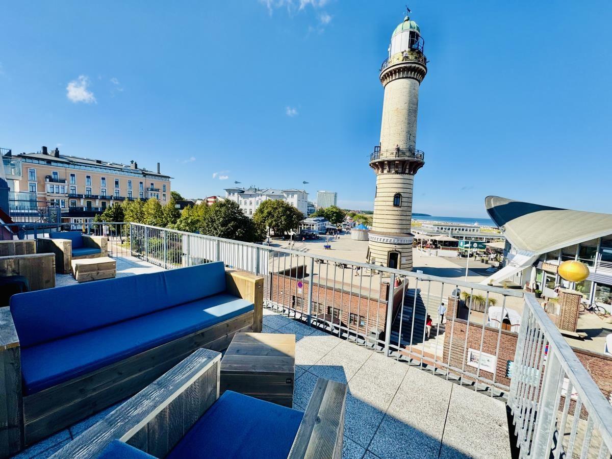 Dachterrasse mit Holzmöbeln und Blick auf die Stadt