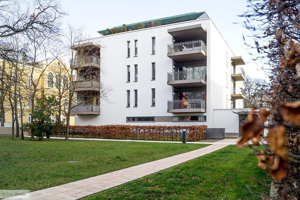 Stadtansicht mit Häusern, Park und Hafen mit Booten