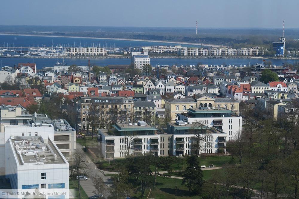 Großes Kreuzfahrtschiff liegt am Hafen. Blick auf Bug und mehrere Decks.