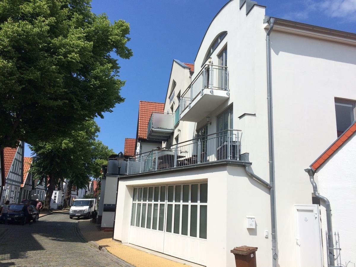 Wohn- und Essbereich mit Sofa, Esstisch und Balkontüren.