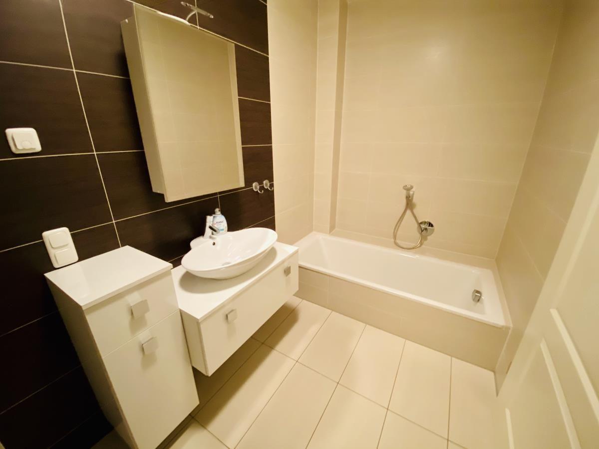 Bad mit Dusche, WC und Waschbecken mit Spiegel.
