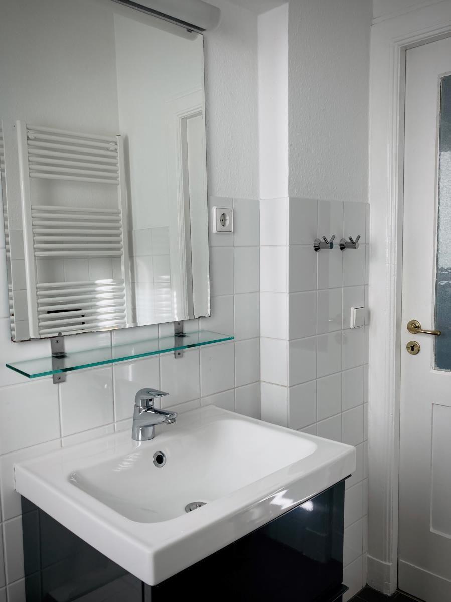 Dieses Haus hat zwei Schlafzimmer, eine Küche, ein Bad und einen Wohnbereich mit Sofa.