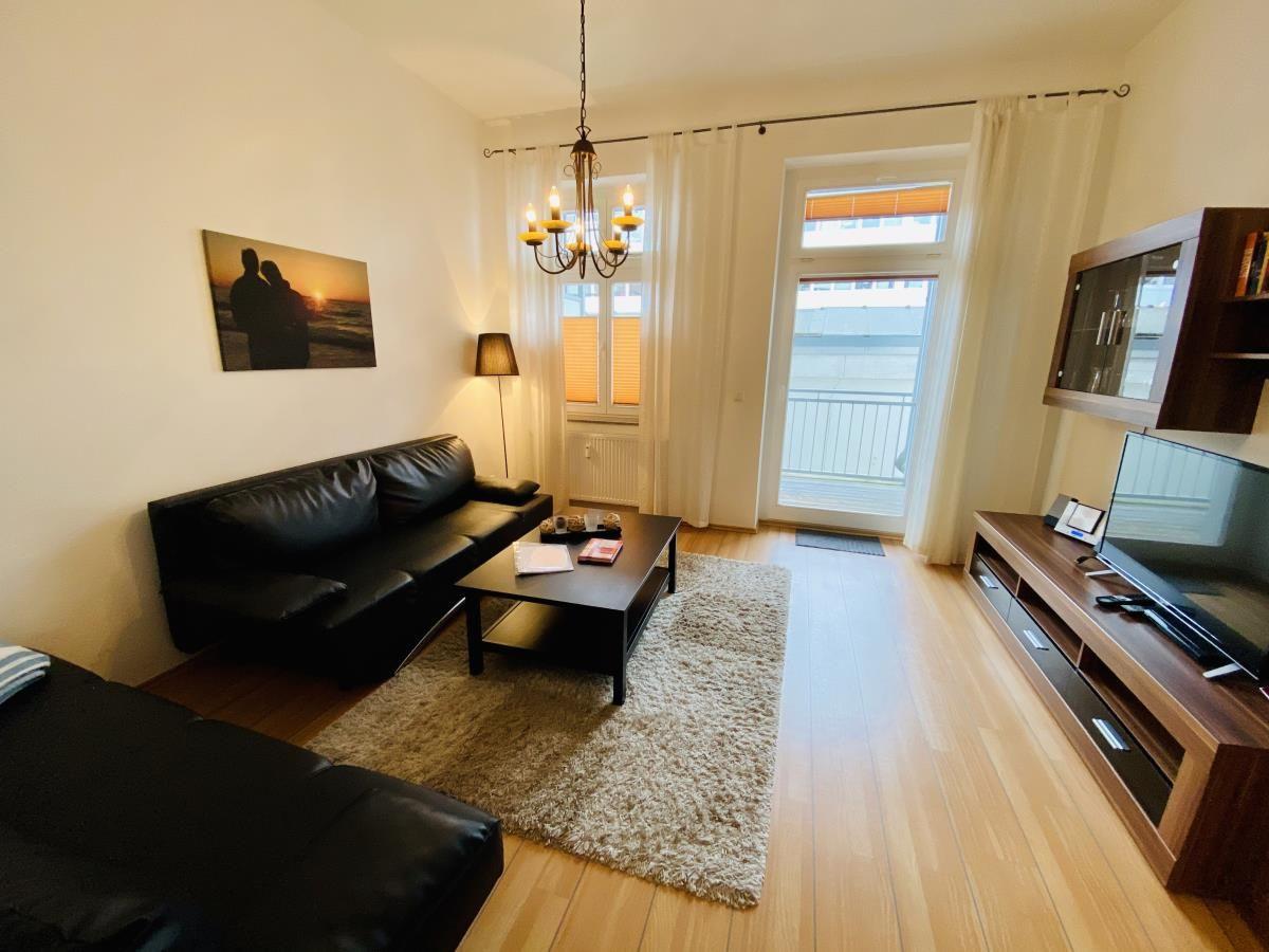Küche mit Essbereich, Fenster, Wandbild und Küchenzeile.