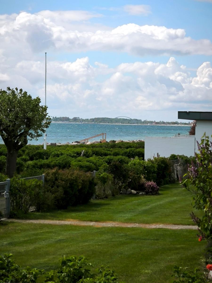 Südwestblick von der Terrasse auf die Ostsee mit der Fehmarnsundbrücke im Hintergrund