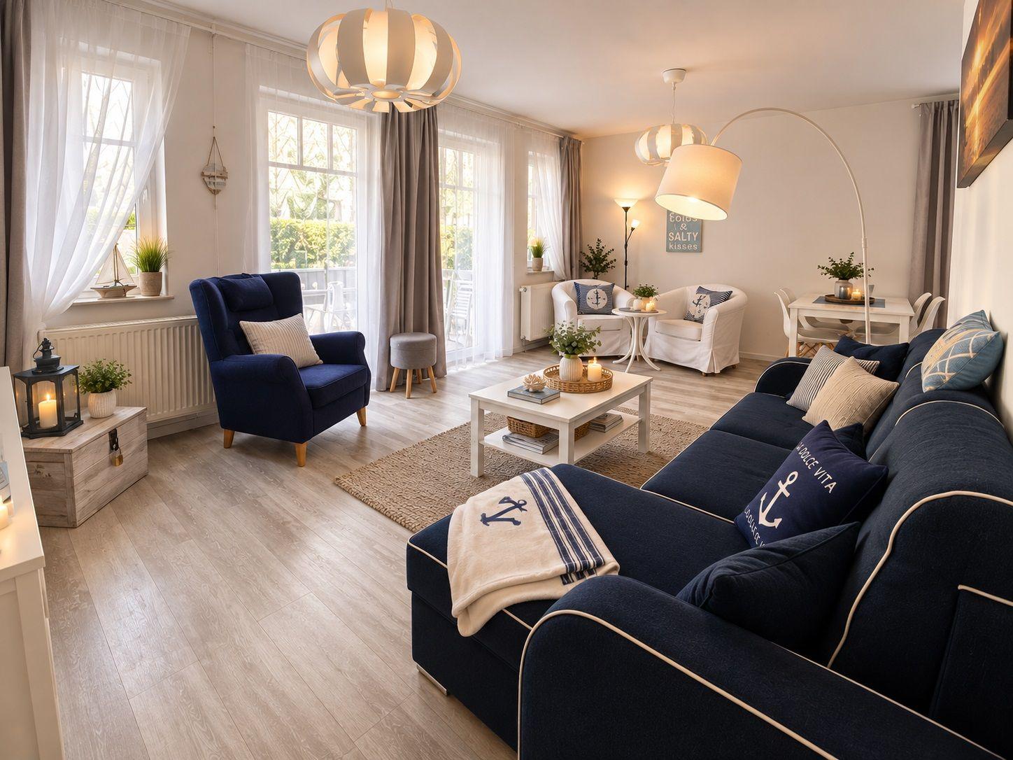 Wohnzimmer mit Sofa, Sessel und Tisch. Fenster mit Vorhängen. Holzboden.