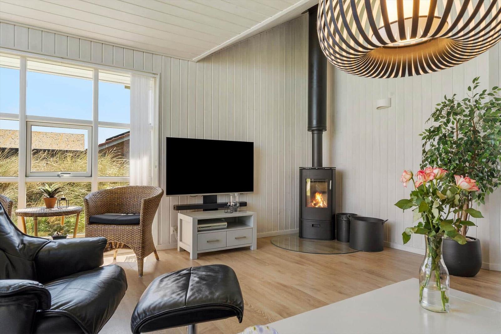 Sauna mit Holzwand, Sitzbank und Holzkanister