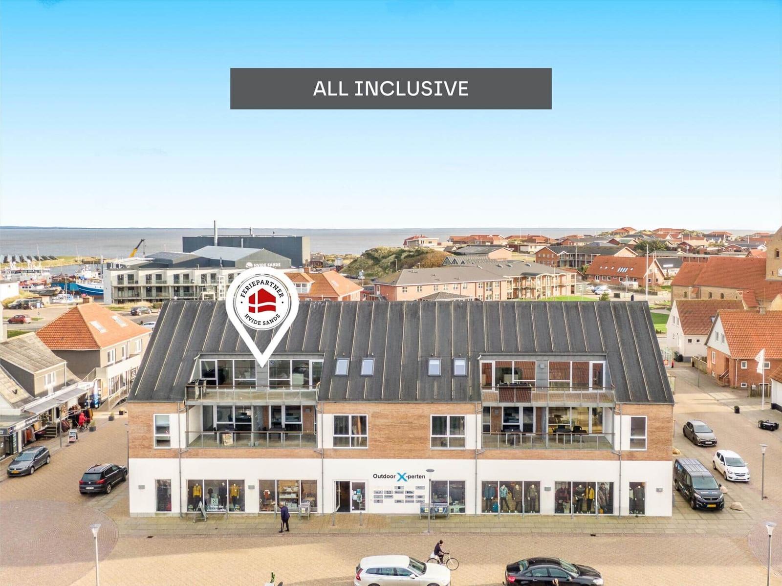 Wohnung mit Küche, Bad, Schlafzimmer und Terrasse.