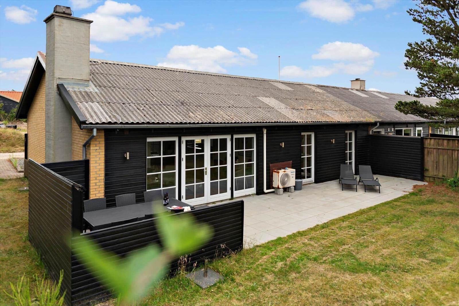 Wohnung mit drei Schlafzimmern, Küche und Bad. Großer Wohnbereich mit Terrasse.