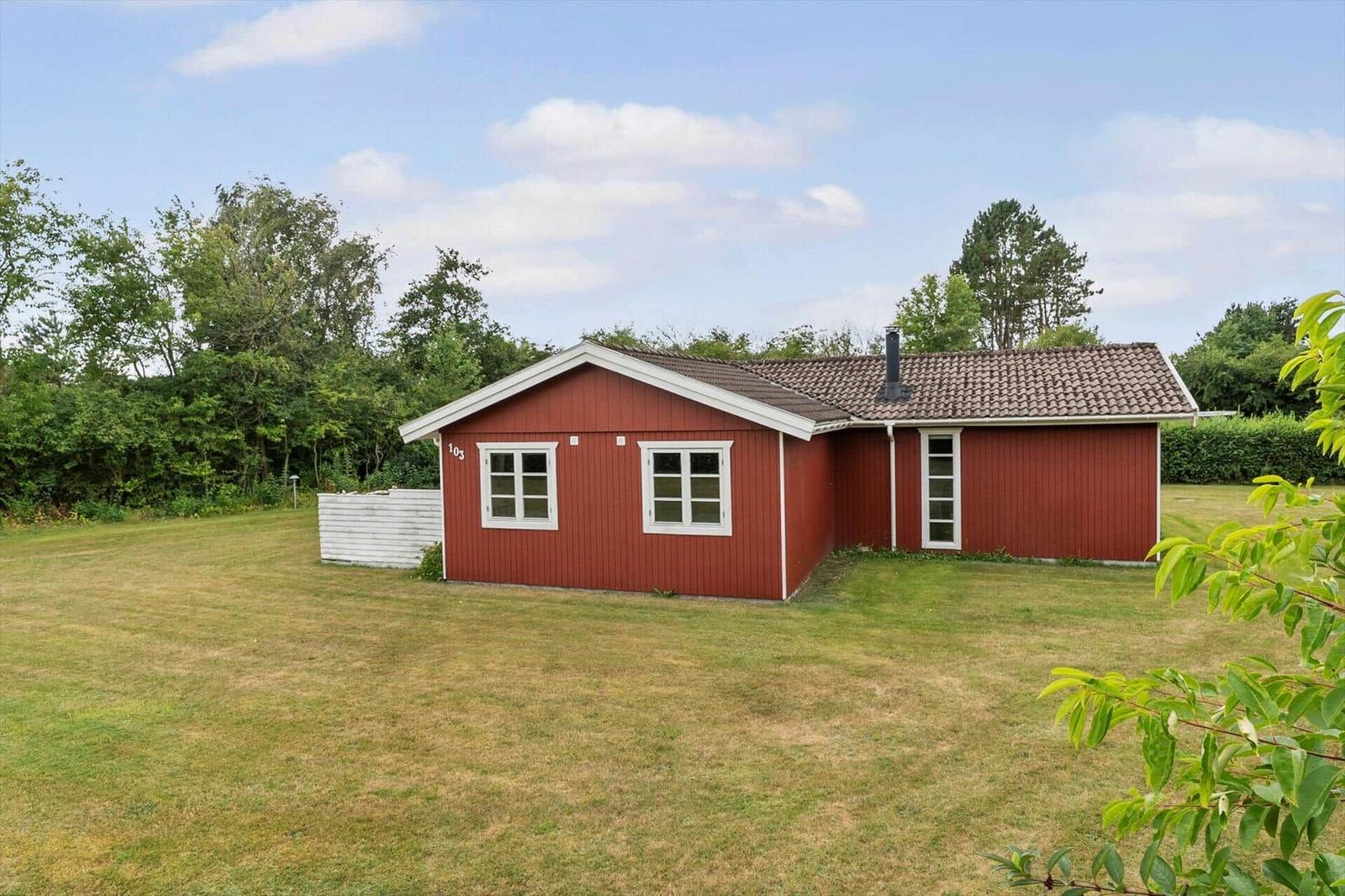 Wohnung mit drei Schlafzimmern, Küche und Anbau-Schuppen. Mit Kompass für Orientierung.