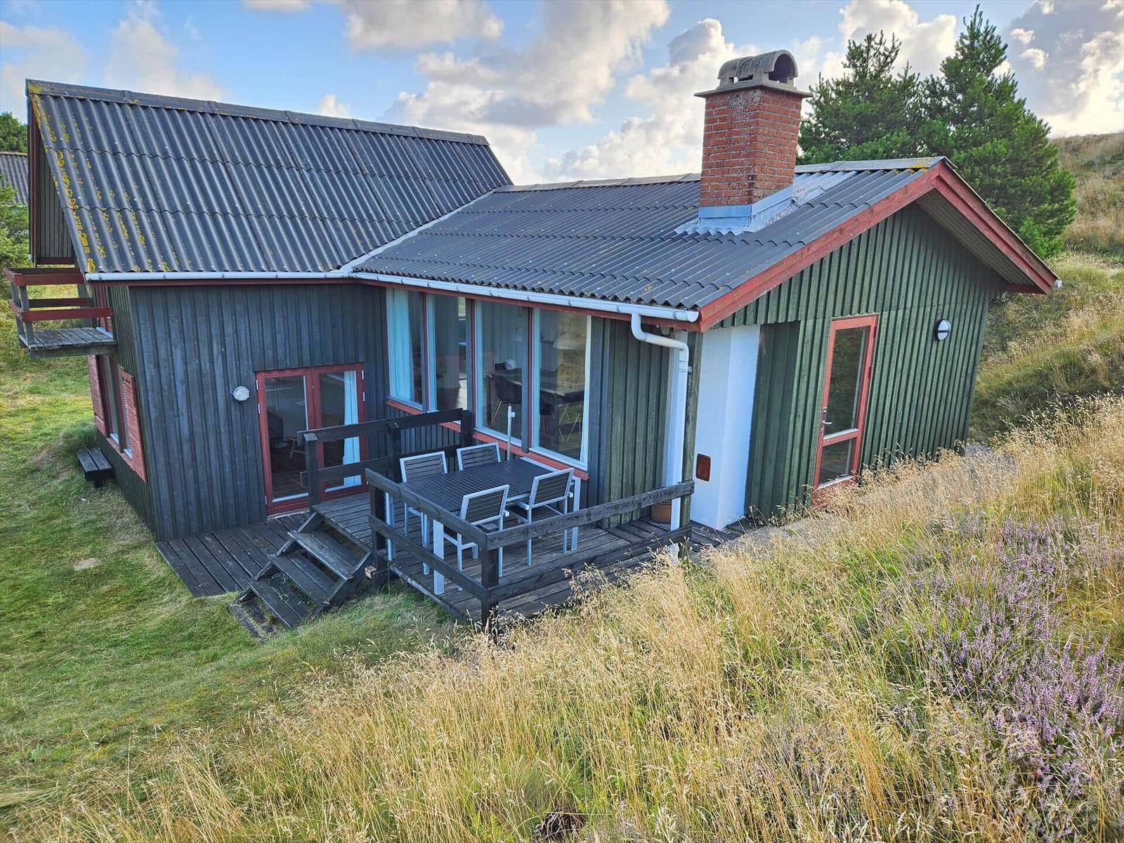 Holzhäuschen mit Terrasse und Grünanlage auf Hügeln