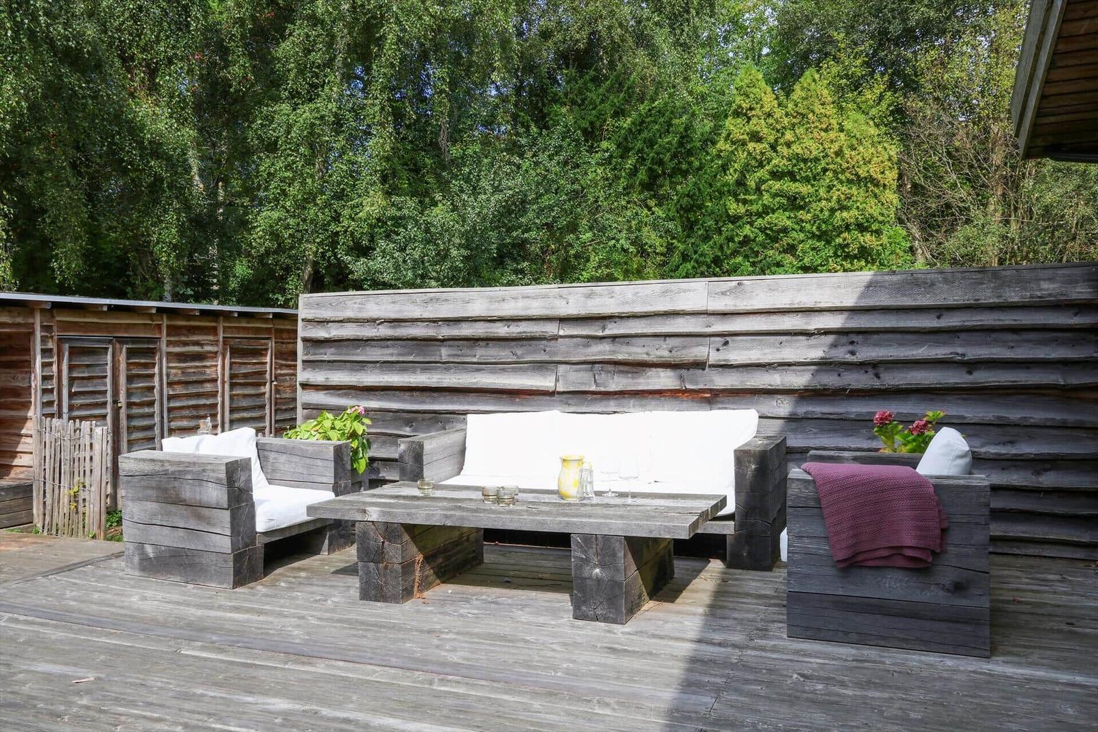 Esszimmer mit runden Tisch, weißen Stühlen und großen Fenstern.