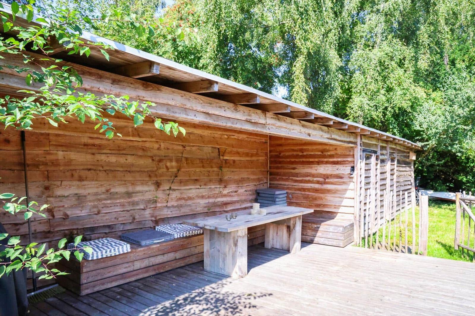 Moderne Küche mit schwarzen Schränken, weißer Arbeitsplatte und Fensterblick.