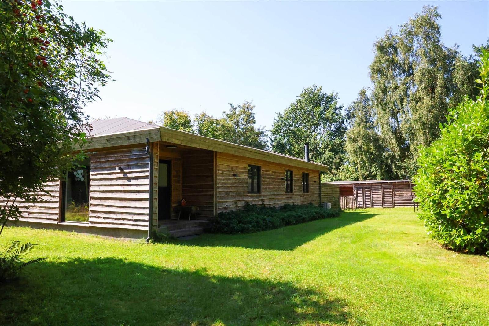 Küchenwand mit Bild, Schrank und Küchenutensilien