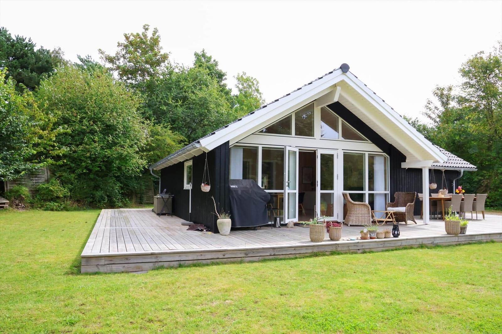 Wohnung mit zwei Schlafzimmern, Küche, Bad und Terrasse.