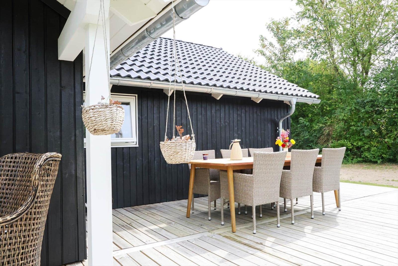 Küche mit Holzdecke, Fenstern und moderner Ausstattung.