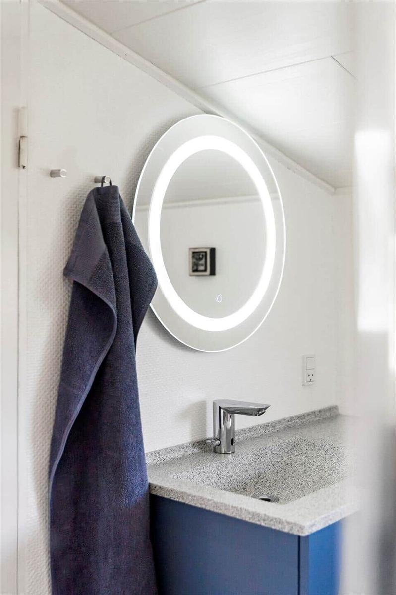Wohnung mit drei Schlafzimmern, Küche und Bad. Flur und Toilettenbereich eingezeichnet.
